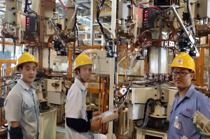 公司售后服务部人员国庆期间加班加点突击重点项目